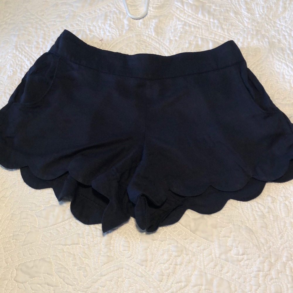 Lilly Pulitzer pull on scalloped shorts